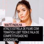 Maitê Padilha Instagram - Maitê Padilha tem milhões de fãs e cresceu diante das telas. Ela, que começou no sucesso da série teen “Gaby Estrella”, amadureceu e hoje faz uma análise profunda do cenário artístico e os desafios que enfrenta na profissão que escolheu. Para a atriz, é necessário aprofundar o debate sobre a questão LGBT teen, um dos temas do seu filme “A Miss”, que aborda o sonho de um rapaz gay em ser escolhido/a miss. Destaca a importância de o filme trazer à tona o debate sobre a temática LGBTQIA . “É necessário. Tá aí no mundo. As pessoas que fazem parte da comunidade estão aí vivendo, existindo. Elas precisam se assistir na televisão, no cinema, no teatro. Levar temáticas como essa, que falam sobre elas e dialogando com as relações familiares, com as relações de vida, de família é algo que faz diferença. Além de tudo, isso facilita a discussão de pessoas que não conseguem falar tanto sobre esse tema, que é uma essência da vida. Essas pessoas precisam se sentir amadas também e merecedoras de receber amor, e por muitas vezes isso lhes é negado. Eu acho que o cinema o teatro e os produtos culturais, eles têm muito esse poder de dar uma possibilidade de poder ser visto”. Além disso, a atriz revisita a própria carreira e como foi ter sido atriz mirim – assunto que vem recebendo mais atenção hoje, especialmente de atores que também começaram cedo na profissão. Recentemente graduada em Artes Cênicas, ela também analisa a migração de influencers para a TV, e como lida com a autocobrança, já que quando chegou à faculdade já tinha uma trajetória profissional. “No início eu me senti bem insegura. Quando cheguei, vi que essas pessoas já conheciam o meu trabalho e eu ficava me sentindo como se fossem esperar alguma coisa de mim, e que eu seria descoberta como uma pessoa triste”. #maitepadilha #gabyestrella #amiss #miss #lgbtq #heloisatolipan #siteheloisatolipan