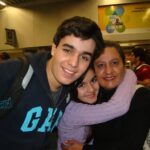 Maitê Padilha Instagram – eu sempre tive alguma coisa com a minha avó.
um fascínio, um pertencimento.
sempre tive uma admiração pela rebeldia e pela coragem dela, pela forma que ela fala da vida.
minha avó me ensina sobre coragem e sobre amor, sobre a importância da liberdade e a responsabilidade que vem com ela. me ensina sobre lutar por quem eu amo, mas sem esquecer que eu mesma devo fazer parte desse grupo.
minha avó, assim como meu avô, me traz a sensação de amor incondicional e de existência. eu existo através do amor deles e é muito gostoso existir assim.
minha avó escolheu meu nome e me ensinou a gostar de Janis Joplin, minha avó me fez botafoguense e cuidou da Chiquinha por mim, ela me ensinou a admirar o Chico Buarque e a ser mais corajosa pra decidir as coisas que quero pra mim.
esses dias eu arranjei uma carona no meio da tarde de uma quinta feira e fui pra Minas Gerais porque precisava do colo dela. tô contando os dias pra fazer isso de novo. te amo, vó. feliz aniversário. ❤️