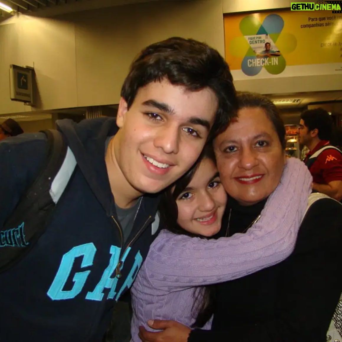 Maitê Padilha Instagram - eu sempre tive alguma coisa com a minha avó. um fascínio, um pertencimento. sempre tive uma admiração pela rebeldia e pela coragem dela, pela forma que ela fala da vida. minha avó me ensina sobre coragem e sobre amor, sobre a importância da liberdade e a responsabilidade que vem com ela. me ensina sobre lutar por quem eu amo, mas sem esquecer que eu mesma devo fazer parte desse grupo. minha avó, assim como meu avô, me traz a sensação de amor incondicional e de existência. eu existo através do amor deles e é muito gostoso existir assim. minha avó escolheu meu nome e me ensinou a gostar de Janis Joplin, minha avó me fez botafoguense e cuidou da Chiquinha por mim, ela me ensinou a admirar o Chico Buarque e a ser mais corajosa pra decidir as coisas que quero pra mim. esses dias eu arranjei uma carona no meio da tarde de uma quinta feira e fui pra Minas Gerais porque precisava do colo dela. tô contando os dias pra fazer isso de novo. te amo, vó. feliz aniversário. ❤️