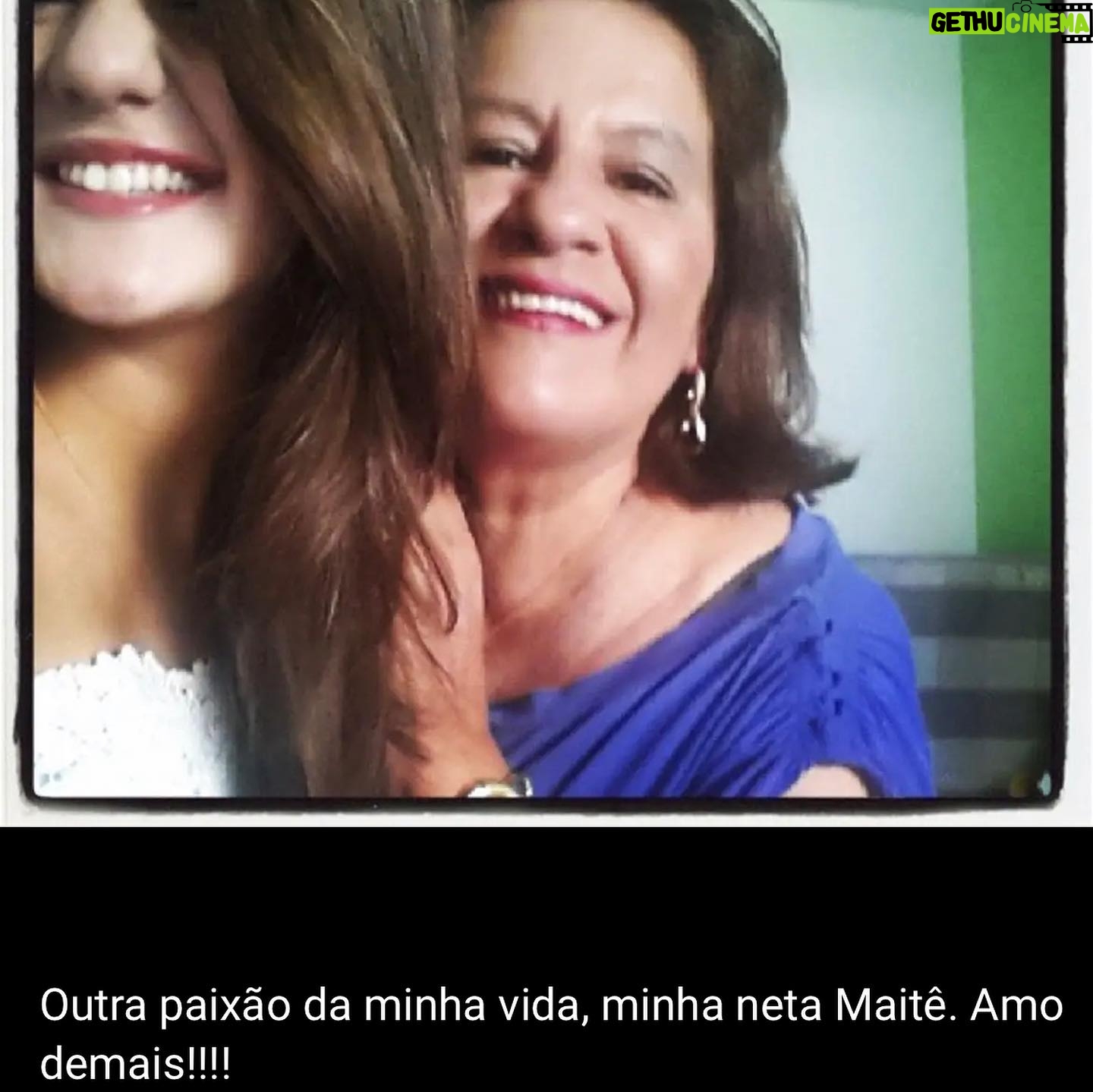 Maitê Padilha Instagram - eu sempre tive alguma coisa com a minha avó. um fascínio, um pertencimento. sempre tive uma admiração pela rebeldia e pela coragem dela, pela forma que ela fala da vida. minha avó me ensina sobre coragem e sobre amor, sobre a importância da liberdade e a responsabilidade que vem com ela. me ensina sobre lutar por quem eu amo, mas sem esquecer que eu mesma devo fazer parte desse grupo. minha avó, assim como meu avô, me traz a sensação de amor incondicional e de existência. eu existo através do amor deles e é muito gostoso existir assim. minha avó escolheu meu nome e me ensinou a gostar de Janis Joplin, minha avó me fez botafoguense e cuidou da Chiquinha por mim, ela me ensinou a admirar o Chico Buarque e a ser mais corajosa pra decidir as coisas que quero pra mim. esses dias eu arranjei uma carona no meio da tarde de uma quinta feira e fui pra Minas Gerais porque precisava do colo dela. tô contando os dias pra fazer isso de novo. te amo, vó. feliz aniversário. ❤️