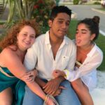 Maitê Padilha Instagram – você está em outro país, em outro continente e eu tô aqui sentindo saudade de você. porque isso é um pouco do que eu faço todos os dias desde que você viajou. é como bater um ponto no meu dia: tá, é por isso que vou sentir falta da catarina hoje.

as vezes é porque eu quero desabafar sobre alguma coisa e é a sua opinião que eu quero ouvir. as vezes é porque eu quero ir pra feirinha de são cristovão com voce, dormir na sua casa, acordar enquanto você dorme e tocar piano conversando com a sua mãe. as vezes é porque eu quero ouvir as suas milhares de explicações dizendo porque você ta certa. é que tem alguma coisa em todos os momentos que estamos eu, você e joão em que tudo pode ser dito, ouvido e sentido. tem uma sensação de pertencimento que me deixa feliz e tranquila. 

eu desejo que o mundo seja como você merece: emocionante, apaixonante e desafiador. eu desejo que a gente cresça juntas, porque eu amo te aplaudir. e eu desejo que o seu dia tenha sido o mais lindo do mundo. eu te admiro e te amo e de uma forma estranha, me admiro por ter uma amiga como você. feliz aniversário, cata. obrigada por fazer minha vida mais feliz. ❤️