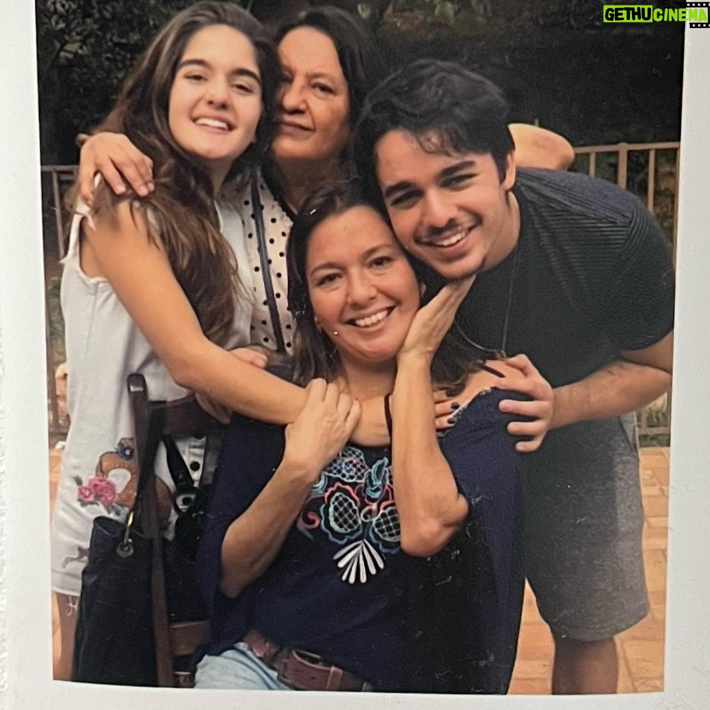 Maitê Padilha Instagram - eu sempre tive alguma coisa com a minha avó. um fascínio, um pertencimento. sempre tive uma admiração pela rebeldia e pela coragem dela, pela forma que ela fala da vida. minha avó me ensina sobre coragem e sobre amor, sobre a importância da liberdade e a responsabilidade que vem com ela. me ensina sobre lutar por quem eu amo, mas sem esquecer que eu mesma devo fazer parte desse grupo. minha avó, assim como meu avô, me traz a sensação de amor incondicional e de existência. eu existo através do amor deles e é muito gostoso existir assim. minha avó escolheu meu nome e me ensinou a gostar de Janis Joplin, minha avó me fez botafoguense e cuidou da Chiquinha por mim, ela me ensinou a admirar o Chico Buarque e a ser mais corajosa pra decidir as coisas que quero pra mim. esses dias eu arranjei uma carona no meio da tarde de uma quinta feira e fui pra Minas Gerais porque precisava do colo dela. tô contando os dias pra fazer isso de novo. te amo, vó. feliz aniversário. ❤️