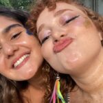 Maitê Padilha Instagram - você está em outro país, em outro continente e eu tô aqui sentindo saudade de você. porque isso é um pouco do que eu faço todos os dias desde que você viajou. é como bater um ponto no meu dia: tá, é por isso que vou sentir falta da catarina hoje. as vezes é porque eu quero desabafar sobre alguma coisa e é a sua opinião que eu quero ouvir. as vezes é porque eu quero ir pra feirinha de são cristovão com voce, dormir na sua casa, acordar enquanto você dorme e tocar piano conversando com a sua mãe. as vezes é porque eu quero ouvir as suas milhares de explicações dizendo porque você ta certa. é que tem alguma coisa em todos os momentos que estamos eu, você e joão em que tudo pode ser dito, ouvido e sentido. tem uma sensação de pertencimento que me deixa feliz e tranquila. eu desejo que o mundo seja como você merece: emocionante, apaixonante e desafiador. eu desejo que a gente cresça juntas, porque eu amo te aplaudir. e eu desejo que o seu dia tenha sido o mais lindo do mundo. eu te admiro e te amo e de uma forma estranha, me admiro por ter uma amiga como você. feliz aniversário, cata. obrigada por fazer minha vida mais feliz. ❤️