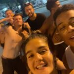 Maitê Padilha Instagram – você está em outro país, em outro continente e eu tô aqui sentindo saudade de você. porque isso é um pouco do que eu faço todos os dias desde que você viajou. é como bater um ponto no meu dia: tá, é por isso que vou sentir falta da catarina hoje.

as vezes é porque eu quero desabafar sobre alguma coisa e é a sua opinião que eu quero ouvir. as vezes é porque eu quero ir pra feirinha de são cristovão com voce, dormir na sua casa, acordar enquanto você dorme e tocar piano conversando com a sua mãe. as vezes é porque eu quero ouvir as suas milhares de explicações dizendo porque você ta certa. é que tem alguma coisa em todos os momentos que estamos eu, você e joão em que tudo pode ser dito, ouvido e sentido. tem uma sensação de pertencimento que me deixa feliz e tranquila. 

eu desejo que o mundo seja como você merece: emocionante, apaixonante e desafiador. eu desejo que a gente cresça juntas, porque eu amo te aplaudir. e eu desejo que o seu dia tenha sido o mais lindo do mundo. eu te admiro e te amo e de uma forma estranha, me admiro por ter uma amiga como você. feliz aniversário, cata. obrigada por fazer minha vida mais feliz. ❤️