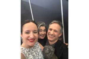 Maite Alberdi Instagram - Ayer fue un dia de celebracion para “La memoria infinita”. 
Hace 8 años cuando haciamos campaña por “La once” todos nos decian que jamas quedaria un documental nominado en esa categoria. Fue muy emocionante ver como hemos ido abriendo puertas. Lo de ayer lo senti como un premio tambien al camino recorrido. 
Gracias Paulina por acompañar la pelicula todo este año, compartiendo tu duelo sin esconderte. Hemos recordado y hablado de Augusto cada día, es la única forma de mantener vivos a los que queremos.

Las campañas de premios son largas y siempre tienen un gran equipo atras, gracias @micromundofilms @fabula_prod @bteampictures @leturiapr @haizegv @zenitcomunicacion @imc_management @alexagalvisgo 

Joyas @bulgari
Make Up @chanel.beauty
Vestido y Styling @danielabustamanted

Fotos @nacholopezfotografo