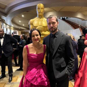 Maite Alberdi Instagram - Estoy muy orgullosa de que “La memoria infinita” haya llegado tan lejos, y haber celebrado el trabajo de tantos años. Eran 167 películas que competían inicialmente en nuestra categoría y quedamos entre las 5 mejores. ¡Increíble!

Felicitaciones a @20daysinmariupol , estuvimos muchos meses recorriendo el mundo juntos, y gracias por mostrar la crudeza en el epicentro del conflicto. Espero llegue el fin de esa guerra, y que cualquier otra guerra alcance la misma visibilidad y repudio en USA, porque los niños hoy no sólo mueren en Ucrania. 

Gracias a todo mi equipo que ha hecho esto posible: @micromundofilms, @fabula_prod, @motto_pictures, @mtvdocs, @inmaatfoundation, #ThedeNovoInitiative, @chickeneggpics, @imc_management