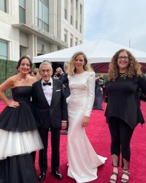 Maite Alberdi Instagram - Una ola gigante nos levanta en la alfombra roja de hoy. Esa ola la empujan la directoras latinas, los adultos mayores, todos los personajes de otras películas que nos han regalado maravillosas historias, un equipo talentoso que apostó en construir sueños lejanos, los cineastas y colegas chilenos que han abierto puertas y ventanas y que nos alientan con emoción. Un país que aunque está en momentos dolorosos nos dió la oportunidad de ser algo de luz y que nos ha cubierto de cariño a la distancia. ¡Qué ola gigante de amor que hizo posible este camino! La sentimos levantarnos, la llevamos con nosotras siempre.

#TodosSomosAgenteTopo #AgenteTopoenelOscar

Looks:

1. Sergio Chamy, Total look por Brooks Brothers @brooksbrothers @brooksbrothers.chile 
Make up Carolina Pizarro @cph_ Styling Daniela Bustamante @danielabustamanted

2. Marcela Santibañez, vestido Alex Perry, zapatos Ralph Lauren, anilllo y aros vintage del siglo XIX de Larry Platt @plattboutiquejewelry, Make up Carolina Pizarro @cph_ , Styling: Daniela Bustamante @danielabustamanted

3. Maite Alberdi, Vestido Carolina Herrera, Zapatos Malone Souliers Aros @forevermark by De Beers  #forevermark Anillo y pulsera @plattboutiquejewelry Make up  Carolina Pizarro @cph_ Styling  Daniela Bustamante @danielabustamanted