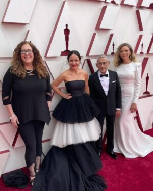 Maite Alberdi Instagram - Una ola gigante nos levanta en la alfombra roja de hoy. Esa ola la empujan la directoras latinas, los adultos mayores, todos los personajes de otras películas que nos han regalado maravillosas historias, un equipo talentoso que apostó en construir sueños lejanos, los cineastas y colegas chilenos que han abierto puertas y ventanas y que nos alientan con emoción. Un país que aunque está en momentos dolorosos nos dió la oportunidad de ser algo de luz y que nos ha cubierto de cariño a la distancia. ¡Qué ola gigante de amor que hizo posible este camino! La sentimos levantarnos, la llevamos con nosotras siempre.

#TodosSomosAgenteTopo #AgenteTopoenelOscar

Looks:

1. Sergio Chamy, Total look por Brooks Brothers @brooksbrothers @brooksbrothers.chile 
Make up Carolina Pizarro @cph_ Styling Daniela Bustamante @danielabustamanted

2. Marcela Santibañez, vestido Alex Perry, zapatos Ralph Lauren, anilllo y aros vintage del siglo XIX de Larry Platt @plattboutiquejewelry, Make up Carolina Pizarro @cph_ , Styling: Daniela Bustamante @danielabustamanted

3. Maite Alberdi, Vestido Carolina Herrera, Zapatos Malone Souliers Aros @forevermark by De Beers  #forevermark Anillo y pulsera @plattboutiquejewelry Make up  Carolina Pizarro @cph_ Styling  Daniela Bustamante @danielabustamanted