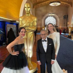 Maite Alberdi Instagram - Una ola gigante nos levanta en la alfombra roja de hoy. Esa ola la empujan la directoras latinas, los adultos mayores, todos los personajes de otras películas que nos han regalado maravillosas historias, un equipo talentoso que apostó en construir sueños lejanos, los cineastas y colegas chilenos que han abierto puertas y ventanas y que nos alientan con emoción. Un país que aunque está en momentos dolorosos nos dió la oportunidad de ser algo de luz y que nos ha cubierto de cariño a la distancia. ¡Qué ola gigante de amor que hizo posible este camino! La sentimos levantarnos, la llevamos con nosotras siempre.

#TodosSomosAgenteTopo #AgenteTopoenelOscar

Looks:

1. Sergio Chamy, Total look por Brooks Brothers @brooksbrothers @brooksbrothers.chile 
Make up Carolina Pizarro @cph_ Styling Daniela Bustamante @danielabustamanted

2. Marcela Santibañez, vestido Alex Perry, zapatos Ralph Lauren, anilllo y aros vintage del siglo XIX de Larry Platt @plattboutiquejewelry, Make up Carolina Pizarro @cph_ , Styling: Daniela Bustamante @danielabustamanted

3. Maite Alberdi, Vestido Carolina Herrera, Zapatos Malone Souliers Aros @forevermark by De Beers  #forevermark Anillo y pulsera @plattboutiquejewelry Make up  Carolina Pizarro @cph_ Styling  Daniela Bustamante @danielabustamanted