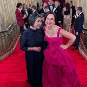 Maite Alberdi Instagram - No se imaginan lo que es para una cineasta latina estar aquí. Es la primera vez que en esta categoría los nominados somos sólo documentales internacionales. Eso a mí me parece un gran premio y una apertura de la Academia a la diversidad y a voces que a veces parecen estar muy lejos.

Pero estamos cerca, en la intimidad todos vivimos lo mismo. “La memoria infinita” es una historia de un amor que se cuida. Todas las mujeres hacemos malabares para cuidar, y probablemente la única forma de evolucionar como sociedad es que a todos, hombres y mujeres, nos toque cuidar en algún momento de nuestras vidas.

Gracias @micromundofilms, @fabula_prod, @motto_pictures, @mtvdocs, @inmaatfoundation, #TheDeNovoInitiative, @chickeneggpics.

#SHOTONIPHONE #Oscars #Oscars2024 #LaMemoriaInfinita #TheEternalMemory

Make up: @Cphcarolinapizarro @chanel.beauty 
Vestido: @zuhairmuradofficial 
Joyas: @sydneyevan