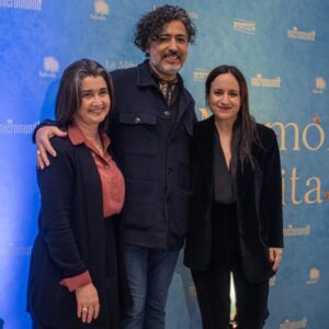 Maite Alberdi Instagram - Cuando volví de Los Ángeles después de ir a los Oscar 2021, traje esas estatuillas de mentira, y mi Martin, que tenía tres años en ese momento, me dijo que había traído “dos Jesuses”. Una vuelta a la realidad de golpe.

Hoy, miro un año de muchos malabares hogareños recorriendo el mundo con “La memoria infinita”. Estoy muy agradecida de mi equipo que siempre ha respetado y defendido mi realidad en un sistema de campañas que muchas veces consume la vida y no está pensado para mujeres. Celebro hoy que es muy especial que una película latinoamericana quede nominada ahí, y que mi equipo de Micromundo (@micromundofilms) sume dos nominaciones a los “Jesuses”. Gracias Augusto y Paulina, por regalarme un pedacito de sus vidas, y abrir el corazón con generosidad, con todo el riesgo que implicaba. Gracias a todo el público, especialmente en Chile, que nos ha aplaudido en las salas y se han apoderado de esta película, que es de todos. Compartiendo conmigo sus propias historias de memoria, cuidado y amor.
 
Gracias MTV (@mtvdocs) por creer en una película chilena para hacer campaña en Estados Unidos, era una osadía. Gracias a Pablo Valdés, por acompañarme todos estos años con la cámara y mirar conmigo. Gracias @jcmaldonado por siempre estar registrando sonido con una sonrisa, gracias @carolinasiraqyan por ser siempre la co-directora en la sala de edición, gracias @daniela.sandoval_p , @nicohooperh y Marce por llevar el día a día con paciencia y cariño, gracias @robersonamos, @pamevalenzuela_color, @mirandaytobar por hacer volar la película. Gracias @rociojadue, Pablo y Juan de Dios Larrain @fabula_prod , @tatancdk por las ideas creativas y por acompañarme en este camino. Gracias @motto_pictures por ser mis ángeles de la guarda y abrirme las puertas en USA. Gracias @rebeccafanya por creer en mí siempre. Gracias @manugarpez, @serranoismael, @pablocollada por hacer crecer el amor con sus voces. Gracias @alexagalvisgo y @leturiapr por hacer que la peli resuene.
 Gracias Xime, mi madrina, abuela y hada madrina de mi guagua. 
Gracias @pablocollada y Martin por acompañarme en este año con amor y paciencia. 

GRACIAS INFINITAS!