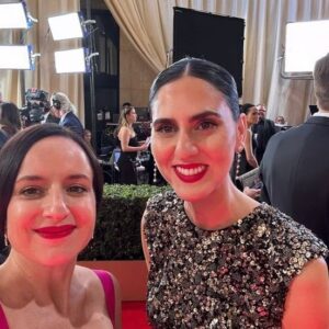 Maite Alberdi Instagram - No se imaginan lo que es para una cineasta latina estar aquí. Es la primera vez que en esta categoría los nominados somos sólo documentales internacionales. Eso a mí me parece un gran premio y una apertura de la Academia a la diversidad y a voces que a veces parecen estar muy lejos.

Pero estamos cerca, en la intimidad todos vivimos lo mismo. “La memoria infinita” es una historia de un amor que se cuida. Todas las mujeres hacemos malabares para cuidar, y probablemente la única forma de evolucionar como sociedad es que a todos, hombres y mujeres, nos toque cuidar en algún momento de nuestras vidas.

Gracias @micromundofilms, @fabula_prod, @motto_pictures, @mtvdocs, @inmaatfoundation, #TheDeNovoInitiative, @chickeneggpics.

#SHOTONIPHONE #Oscars #Oscars2024 #LaMemoriaInfinita #TheEternalMemory

Make up: @Cphcarolinapizarro @chanel.beauty 
Vestido: @zuhairmuradofficial 
Joyas: @sydneyevan