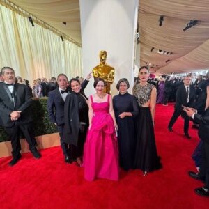 Maite Alberdi Instagram - No se imaginan lo que es para una cineasta latina estar aquí. Es la primera vez que en esta categoría los nominados somos sólo documentales internacionales. Eso a mí me parece un gran premio y una apertura de la Academia a la diversidad y a voces que a veces parecen estar muy lejos.

Pero estamos cerca, en la intimidad todos vivimos lo mismo. “La memoria infinita” es una historia de un amor que se cuida. Todas las mujeres hacemos malabares para cuidar, y probablemente la única forma de evolucionar como sociedad es que a todos, hombres y mujeres, nos toque cuidar en algún momento de nuestras vidas.

Gracias @micromundofilms, @fabula_prod, @motto_pictures, @mtvdocs, @inmaatfoundation, #TheDeNovoInitiative, @chickeneggpics.

#SHOTONIPHONE #Oscars #Oscars2024 #LaMemoriaInfinita #TheEternalMemory

Make up: @Cphcarolinapizarro @chanel.beauty 
Vestido: @zuhairmuradofficial 
Joyas: @sydneyevan
