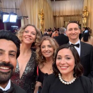 Maite Alberdi Instagram - No se imaginan lo que es para una cineasta latina estar aquí. Es la primera vez que en esta categoría los nominados somos sólo documentales internacionales. Eso a mí me parece un gran premio y una apertura de la Academia a la diversidad y a voces que a veces parecen estar muy lejos.

Pero estamos cerca, en la intimidad todos vivimos lo mismo. “La memoria infinita” es una historia de un amor que se cuida. Todas las mujeres hacemos malabares para cuidar, y probablemente la única forma de evolucionar como sociedad es que a todos, hombres y mujeres, nos toque cuidar en algún momento de nuestras vidas.

Gracias @micromundofilms, @fabula_prod, @motto_pictures, @mtvdocs, @inmaatfoundation, #TheDeNovoInitiative, @chickeneggpics.

#SHOTONIPHONE #Oscars #Oscars2024 #LaMemoriaInfinita #TheEternalMemory

Make up: @Cphcarolinapizarro @chanel.beauty 
Vestido: @zuhairmuradofficial 
Joyas: @sydneyevan