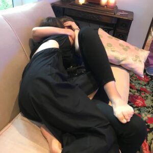 Maite Alberdi Instagram - Hace un año nos sacamos esta foto con la Marce.
Me acababa de cambiar de casa y mis amigas hicieron un ritual de “limpieza de energías” para habitar el nuevo hogar, cada una estaba a cargo de una zona de la casa. Se tomaron muy en serio sus embrujos y su juego de sanación. Entre risas y pócimas fueron apareciendo sus deseos y los míos. Qué cosas queríamos eliminar del pasado y cómo pensábamos el futuro en distintos ámbitos. En el baño, visualizamos el sueño más ridículo. “Llegar al Oscar”, dije en voz alta. Nos reímos de lo insólito, pero igual lo imaginamos seriamente entre todas. Sacamos esta foto para no olvidarlo si algún día de la vida pasaba.
Soñamos un imposible, que todos nos decían que era inviable. Así nos pasamos un año, trabajando incansablemente para lograrlo, planeando formas alternativas de hacer una campaña sin los presupuestos de Hollywood, y donde todos nuestros amigos de distintos lugares del mundo nos ayudaron, armando una generosa red para recomendar la película.
 
La segunda foto es también en mi casa, el día de la nominación. Nos reímos y lloramos. Sentimos el esfuerzo de años. No nos importa qué pase el día del Oscar, el gran premio para nosotras hoy es escuchar a todos hablando de las nuevas formas de documental que conquistan la Industria, ver que en la agenda de los medios se habla de cómo viven las personas mayores hoy, escuchar cómo muchos han llamado a sus abuelos después de ver la película, sentir el cariño de nuestros amigos, y ver a una industria y un país que se ha alegrado junto a nosotras.
 
Gracias a todos por eso, y gracias a mis amigas queridas por hacerme ver siempre que hay nuevos caminos!
