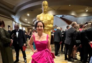 Maite Alberdi Instagram - No se imaginan lo que es para una cineasta latina estar aquí. Es la primera vez que en esta categoría los nominados somos sólo documentales internacionales. Eso a mí me parece un gran premio y una apertura de la Academia a la diversidad y a voces que a veces parecen estar muy lejos.

Pero estamos cerca, en la intimidad todos vivimos lo mismo. “La memoria infinita” es una historia de un amor que se cuida. Todas las mujeres hacemos malabares para cuidar, y probablemente la única forma de evolucionar como sociedad es que a todos, hombres y mujeres, nos toque cuidar en algún momento de nuestras vidas.

Gracias @micromundofilms, @fabula_prod, @motto_pictures, @mtvdocs, @inmaatfoundation, #TheDeNovoInitiative, @chickeneggpics.

#SHOTONIPHONE #Oscars #Oscars2024 #LaMemoriaInfinita #TheEternalMemory

Make up: @Cphcarolinapizarro @chanel.beauty 
Vestido: @zuhairmuradofficial 
Joyas: @sydneyevan