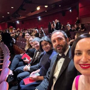 Maite Alberdi Instagram - No se imaginan lo que es para una cineasta latina estar aquí. Es la primera vez que en esta categoría los nominados somos sólo documentales internacionales. Eso a mí me parece un gran premio y una apertura de la Academia a la diversidad y a voces que a veces parecen estar muy lejos.

Pero estamos cerca, en la intimidad todos vivimos lo mismo. “La memoria infinita” es una historia de un amor que se cuida. Todas las mujeres hacemos malabares para cuidar, y probablemente la única forma de evolucionar como sociedad es que a todos, hombres y mujeres, nos toque cuidar en algún momento de nuestras vidas.

Gracias @micromundofilms, @fabula_prod, @motto_pictures, @mtvdocs, @inmaatfoundation, #TheDeNovoInitiative, @chickeneggpics.

#SHOTONIPHONE #Oscars #Oscars2024 #LaMemoriaInfinita #TheEternalMemory

Make up: @Cphcarolinapizarro @chanel.beauty 
Vestido: @zuhairmuradofficial 
Joyas: @sydneyevan