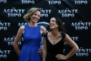Maite Alberdi Instagram - Ayer fue noche de Goyas, y celebramos felices por todos los regalos que nos ha traído EL AGENTE TOPO este tiempo. Gracias por ver la película, por comentarla, por vivirla, por compartirla y sobretodo por llenarnos de su cariño. Sólo sonrisas tenemos por aquí! 

Gracias @alexagalvisgo y @hotelbidasoa por hacer posible la gala en Santiago. Y gracias @peluqueriaromana por el look!