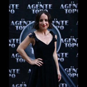Maite Alberdi Instagram - Ayer fue noche de Goyas, y celebramos felices por todos los regalos que nos ha traído EL AGENTE TOPO este tiempo. Gracias por ver la película, por comentarla, por vivirla, por compartirla y sobretodo por llenarnos de su cariño. Sólo sonrisas tenemos por aquí! 

Gracias @alexagalvisgo y @hotelbidasoa por hacer posible la gala en Santiago. Y gracias @peluqueriaromana por el look!