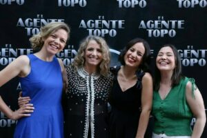 Maite Alberdi Instagram - Ayer fue noche de Goyas, y celebramos felices por todos los regalos que nos ha traído EL AGENTE TOPO este tiempo. Gracias por ver la película, por comentarla, por vivirla, por compartirla y sobretodo por llenarnos de su cariño. Sólo sonrisas tenemos por aquí! 

Gracias @alexagalvisgo y @hotelbidasoa por hacer posible la gala en Santiago. Y gracias @peluqueriaromana por el look!