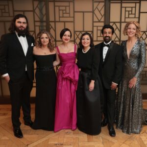 Maite Alberdi Instagram - Este es un equipo que hoy celebra la dicha de haber hecho una película que nos encanta, que nos enseñó mucho y que nos hizo trabajar juntos. Y al fin vamos todos a una ceremonia “real”. Con “El agente topo” nos tocó una versión pequeña y pandémica, así que vamos todos de la mano, orgullosos de representar a Chile y a todo el cine iberoamericano. 

Make up: @Cphcarolinapizarro @chanel.beauty 
Vestido: @zuhairmuradofficial 
Joyas: @sydneyevan
Vestido: @zuhairmuradofficial 

#Oscars2024 #Lamemoriainfinita #TheEternalMemory