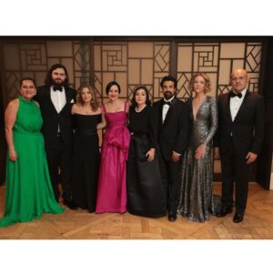 Maite Alberdi Instagram - Este es un equipo que hoy celebra la dicha de haber hecho una película que nos encanta, que nos enseñó mucho y que nos hizo trabajar juntos. Y al fin vamos todos a una ceremonia “real”. Con “El agente topo” nos tocó una versión pequeña y pandémica, así que vamos todos de la mano, orgullosos de representar a Chile y a todo el cine iberoamericano. 

Make up: @Cphcarolinapizarro @chanel.beauty 
Vestido: @zuhairmuradofficial 
Joyas: @sydneyevan
Vestido: @zuhairmuradofficial 

#Oscars2024 #Lamemoriainfinita #TheEternalMemory
