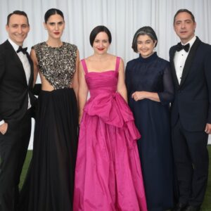 Maite Alberdi Instagram - Este es un equipo que hoy celebra la dicha de haber hecho una película que nos encanta, que nos enseñó mucho y que nos hizo trabajar juntos. Y al fin vamos todos a una ceremonia “real”. Con “El agente topo” nos tocó una versión pequeña y pandémica, así que vamos todos de la mano, orgullosos de representar a Chile y a todo el cine iberoamericano. 

Make up: @Cphcarolinapizarro @chanel.beauty 
Vestido: @zuhairmuradofficial 
Joyas: @sydneyevan
Vestido: @zuhairmuradofficial 

#Oscars2024 #Lamemoriainfinita #TheEternalMemory