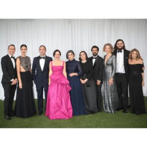 Maite Alberdi Instagram - Este es un equipo que hoy celebra la dicha de haber hecho una película que nos encanta, que nos enseñó mucho y que nos hizo trabajar juntos. Y al fin vamos todos a una ceremonia “real”. Con “El agente topo” nos tocó una versión pequeña y pandémica, así que vamos todos de la mano, orgullosos de representar a Chile y a todo el cine iberoamericano. 

Make up: @Cphcarolinapizarro @chanel.beauty 
Vestido: @zuhairmuradofficial 
Joyas: @sydneyevan
Vestido: @zuhairmuradofficial 

#Oscars2024 #Lamemoriainfinita #TheEternalMemory
