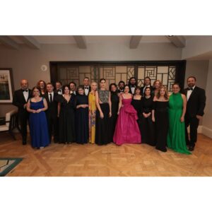 Maite Alberdi Instagram - Este es un equipo que hoy celebra la dicha de haber hecho una película que nos encanta, que nos enseñó mucho y que nos hizo trabajar juntos. Y al fin vamos todos a una ceremonia “real”. Con “El agente topo” nos tocó una versión pequeña y pandémica, así que vamos todos de la mano, orgullosos de representar a Chile y a todo el cine iberoamericano. 

Make up: @Cphcarolinapizarro @chanel.beauty 
Vestido: @zuhairmuradofficial 
Joyas: @sydneyevan
Vestido: @zuhairmuradofficial 

#Oscars2024 #Lamemoriainfinita #TheEternalMemory