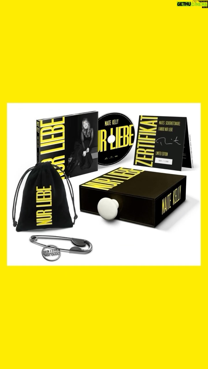 Maite Kelly Instagram - . NUR LIEBE DIE FANBOX - Als Schmuckbox mit Keramik-Knauf und herausziehbarer Schublade – für das Album, die Sicherheitsnadel oder auch für andere schöne kleine Dinge … Inkl. - Album im limitierten Digipack mit 24-seitigem Booklet - „Maites Sicherheitsnadel“ (Größe: 11cm) - als Schmuckstück oder als Schlüsselanhänger verwendbar - Einkaufswagen-Chip NUR LIEBE beides im schwarzen NUR LIEBE Velourbeutelchen - Nummeriertes „Sicherheitsnadel-Zertifikat“: handsignierte, aufstellbare Klappkarte (12cm x 12cm) mit Maites persönlicher Geschichte über die Bedeutung der Sicherheitsnadel exklusivem Foto In drei Boxen: Maites „Hinter-den-Kulissen-Karte“ * - Exklusive Backstageführung bei der Tournee 2025. #nurliebe #fanbox Date: 22.03.2024 Vorbestellbar exklusiv bei Amazon.