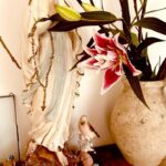 Maite Kelly Instagram - . Liebste MaiteComunity, mit von der Pianotour erfülltem Herzen bastle ich mit der Kleinen Osterdeko. Die ersten Frühlingsblumen erstrahlen und die Zeit mit Familie und Freunden ist so kostbar. Ich fühle mich geehrt, dass Ihr zu diesen besonderen Tagen mein neues Album zu Eurem macht - und die Lieder Euch Kraft schenken. Das Osterfest ist das Fest der Auferstehung. Und das können wir auch tun … Wir können immer wieder unser Leben neu (er)leben. Ich danke Euch dafür, dass ich damit gesegnet bin Euch in meinem Leben zu haben. Dieses Vertrauen schenkt die Kraft, auf‘s Neue jeden Tag ein besserer Mensch zu werden. Wir sind alle im Werdegang. Mögen Eure - trotz aller Widrigkeiten - voller Liebe sein. Frohe Ostern! Eure Maite #nurliebe #ostern