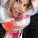 Maja Bohosiewicz Instagram - Jak przemienić Szalik w czapko szalik? Czyli wiedza która nie przyda mi się w Hiszpanii! Więc dzielę się z Wami! 🙈 Fajne? Spróbujesz ?