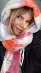 Maja Bohosiewicz Instagram - Jak przemienić Szalik w czapko szalik? Czyli wiedza która nie przyda mi się w Hiszpanii! Więc dzielę się z Wami! 🙈 Fajne? Spróbujesz ?