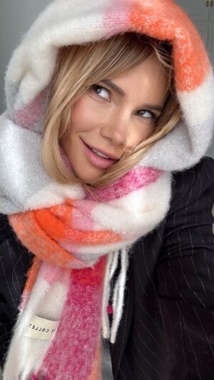 Maja Bohosiewicz Instagram - Jak przemienić Szalik w czapko szalik? Czyli wiedza która nie przyda mi się w Hiszpanii! Więc dzielę się z Wami! 🙈 
Fajne? Spróbujesz ?