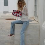 Maja Bohosiewicz Instagram – Trend na 🥀 trwa już dobre kilka sezonów. 
 Nowa kolekcja @kazar gdzie róże są wyhaftowane na denimie jest zupełną nowością. Całość jest manifestacja siły, kobiecości i piękna.  Dodatkowo muszę przyznać, że buty Kazara i ich wyprofilowanie są już chyba legendarne. Dajcie znać czy kolekcja Wam się podoba i z czym byście je połączyły. 
  R e k l a m a @kazar
