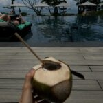 Maja Bohosiewicz Instagram - Chiang Mai, koh lanta, krabi, bangkok. Tysiące som tamów, morning glory, litry kokosa, kilkanaście masaży stóp, kilometry w tuktukach, 2kgw dół w biegunkach, mango sticky rice; pani zupka, książki, świątynie, diskopolo, tajski box, ladyboy show. Tajlandia nigdy nie zawodzi jako miejsce do podróży. I choć czasem myślę, że przecież tyle miejsc jeszcze nigdy nie widzieliśmy i po co poraź kolejny jechać do tego samego kraju - no właśnie po to uczucie w ktore wprawia nas Taj. Jakiegoś spokoju, luzu, braku makijażu, bezpieczeństwa. Nigdzie nie czuję się tak kompletnie wyluzowana jak tam. Zabierając ze soba do walizki dwie sukienki, trzy tiszerty, jedne szorty i tylko jeden krem do pielęgnacji. Nie interesuje mnie tu fryzura, makijaż, strój. Lubię tu łudzi, lubię ich uprzejmość, powolność i to że ni cholerę nie rozumiem co do mnie mówią po angielsku. Dziękujemy Tajlandio! Który jest wasz ukochany region? Gdzie byliście ?