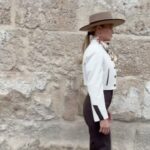 Maja Bohosiewicz Instagram – hola caballero! 
No powiem wam, że feria de sevilla totalnie nas zaskoczyła. To było przepiękne wydarzenie! Wszyscy przebrani w piękne stroje, kobiety, dziewczynki w sukniach do ziemii, kwiaty we włosach, czerwone usta. Przejażdżka bryczką z eleganckimi woźnicami, na ulicach tysiące rozstawionych casetas czyli mini „restauracyjek” gdzie ludzie piją, jedzą i tańczą. Do prawie wszystkich trzeba mieć zaproszenie bo są prywatne, dla przyjaciół i rodziny. Po 15minutach byliśmy już w środku hiszpańskiego „wesela” jako jedyni blondyni. Przemiły Hiszpan zaprosił nas do swojej casety. Skończyliśmy się bawić po 1:00 jak już ciężko było utrzymać dzieci na nogach. Jedliśmy churrosy, jeździliśmy na kolejkach w wesołym miasteczku, piliśmy litry soku pomarańczowego z którego Sevilla jest znana i było absolutnie WYBITNIE. Żałuję że prawie nic nie nagrałam ale nie było na to czasu