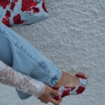 Maja Bohosiewicz Instagram – Trend na 🥀 trwa już dobre kilka sezonów. 
 Nowa kolekcja @kazar gdzie róże są wyhaftowane na denimie jest zupełną nowością. Całość jest manifestacja siły, kobiecości i piękna.  Dodatkowo muszę przyznać, że buty Kazara i ich wyprofilowanie są już chyba legendarne. Dajcie znać czy kolekcja Wam się podoba i z czym byście je połączyły. 
  R e k l a m a @kazar