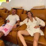 Maja Bohosiewicz Instagram - Chiang Mai, koh lanta, krabi, bangkok. Tysiące som tamów, morning glory, litry kokosa, kilkanaście masaży stóp, kilometry w tuktukach, 2kgw dół w biegunkach, mango sticky rice; pani zupka, książki, świątynie, diskopolo, tajski box, ladyboy show. Tajlandia nigdy nie zawodzi jako miejsce do podróży. I choć czasem myślę, że przecież tyle miejsc jeszcze nigdy nie widzieliśmy i po co poraź kolejny jechać do tego samego kraju - no właśnie po to uczucie w ktore wprawia nas Taj. Jakiegoś spokoju, luzu, braku makijażu, bezpieczeństwa. Nigdzie nie czuję się tak kompletnie wyluzowana jak tam. Zabierając ze soba do walizki dwie sukienki, trzy tiszerty, jedne szorty i tylko jeden krem do pielęgnacji. Nie interesuje mnie tu fryzura, makijaż, strój. Lubię tu łudzi, lubię ich uprzejmość, powolność i to że ni cholerę nie rozumiem co do mnie mówią po angielsku. Dziękujemy Tajlandio! Który jest wasz ukochany region? Gdzie byliście ?