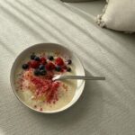 Maja Bohosiewicz Instagram – Mood #czytam książkę @drjoanpodgorska – 
Co oznacza mniej więcej tyle że spałam 11h, wzięłam 5 kapsułek kwasów omega, maślan sodu, GABA, piję kawę z mangę, idę na trening, gotuję rosół i zrobiłam na deser pudding jaglany dla dzieci z dużą ilością polifenoli. 🫠