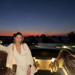 Maja Bohosiewicz Instagram - Chiang Mai, koh lanta, krabi, bangkok. Tysiące som tamów, morning glory, litry kokosa, kilkanaście masaży stóp, kilometry w tuktukach, 2kgw dół w biegunkach, mango sticky rice; pani zupka, książki, świątynie, diskopolo, tajski box, ladyboy show. Tajlandia nigdy nie zawodzi jako miejsce do podróży. I choć czasem myślę, że przecież tyle miejsc jeszcze nigdy nie widzieliśmy i po co poraź kolejny jechać do tego samego kraju - no właśnie po to uczucie w ktore wprawia nas Taj. Jakiegoś spokoju, luzu, braku makijażu, bezpieczeństwa. Nigdzie nie czuję się tak kompletnie wyluzowana jak tam. Zabierając ze soba do walizki dwie sukienki, trzy tiszerty, jedne szorty i tylko jeden krem do pielęgnacji. Nie interesuje mnie tu fryzura, makijaż, strój. Lubię tu łudzi, lubię ich uprzejmość, powolność i to że ni cholerę nie rozumiem co do mnie mówią po angielsku. Dziękujemy Tajlandio! Który jest wasz ukochany region? Gdzie byliście ?