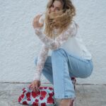 Maja Bohosiewicz Instagram – Trend na 🥀 trwa już dobre kilka sezonów. 
 Nowa kolekcja @kazar gdzie róże są wyhaftowane na denimie jest zupełną nowością. Całość jest manifestacja siły, kobiecości i piękna.  Dodatkowo muszę przyznać, że buty Kazara i ich wyprofilowanie są już chyba legendarne. Dajcie znać czy kolekcja Wam się podoba i z czym byście je połączyły. 
  R e k l a m a @kazar