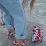 Maja Bohosiewicz Instagram – Trend na 🥀 trwa już dobre kilka sezonów.
Nowa kolekcja @kazar gdzie róże są wyhaftowane na denimie jest zupełną nowością. Całość jest manifestacja siły, kobiecości i piękna. Dodatkowo muszę przyznać, że buty Kazara i ich wyprofilowanie są już chyba legendarne. Dajcie znać czy kolekcja Wam się podoba i z czym byście je połączyły.
R e k l a m a @kazar