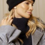 Maja Bohosiewicz Instagram – GRWM!

Wersja 1 czy wersja 2, którą wolicie?

 

Ja do każdej wybrałam biżuterię Giselle od @grupa_goldenmark, która świetnie dopełnia outfit. Czy wiecie, co to jest Krugerrand? 🤔 To nie tylko złota moneta bulionowa, ale też prawdziwa ikona w świecie inwestycji i to właśnie tą monetą jest inspirowana nowa autorska kolekcja Giselle, która, tak jak Krugerrand, zawiera wizerunek gazeli – i stąd nazwa! Do tego moneta to symbol szczęścia, a tego nigdy za wiele 😉

Jak widzicie ta elegancka i wyrazista biżuteria wykonana z 585 próby złota pasuje do wielu stylizacji, a dzięki wysokiej jakości na pewno zostanie ze mną na dłużej.

Kolekcja obejmuje naszyjniki, pierścionki, w tym pierścionki zaręczynowe, obrączki, kolczyki i bransolety. Kupicie ją w sieci Goldemark w całej Polsce oraz w sklepie internetowym Goldenamark.com.

 

#reklama biżuterii Giselle