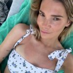 Maja Bohosiewicz Instagram - Chiang Mai, koh lanta, krabi, bangkok. Tysiące som tamów, morning glory, litry kokosa, kilkanaście masaży stóp, kilometry w tuktukach, 2kgw dół w biegunkach, mango sticky rice; pani zupka, książki, świątynie, diskopolo, tajski box, ladyboy show. Tajlandia nigdy nie zawodzi jako miejsce do podróży. I choć czasem myślę, że przecież tyle miejsc jeszcze nigdy nie widzieliśmy i po co poraź kolejny jechać do tego samego kraju - no właśnie po to uczucie w ktore wprawia nas Taj. Jakiegoś spokoju, luzu, braku makijażu, bezpieczeństwa. Nigdzie nie czuję się tak kompletnie wyluzowana jak tam. Zabierając ze soba do walizki dwie sukienki, trzy tiszerty, jedne szorty i tylko jeden krem do pielęgnacji. Nie interesuje mnie tu fryzura, makijaż, strój. Lubię tu łudzi, lubię ich uprzejmość, powolność i to że ni cholerę nie rozumiem co do mnie mówią po angielsku. Dziękujemy Tajlandio! Który jest wasz ukochany region? Gdzie byliście ?