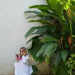 Maja Bohosiewicz Instagram - Chiang Mai, koh lanta, krabi, bangkok. Tysiące som tamów, morning glory, litry kokosa, kilkanaście masaży stóp, kilometry w tuktukach, 2kgw dół w biegunkach, mango sticky rice; pani zupka, książki, świątynie, diskopolo, tajski box, ladyboy show. Tajlandia nigdy nie zawodzi jako miejsce do podróży. I choć czasem myślę, że przecież tyle miejsc jeszcze nigdy nie widzieliśmy i po co poraź kolejny jechać do tego samego kraju - no właśnie po to uczucie w ktore wprawia nas Taj. Jakiegoś spokoju, luzu, braku makijażu, bezpieczeństwa. Nigdzie nie czuję się tak kompletnie wyluzowana jak tam. Zabierając ze soba do walizki dwie sukienki, trzy tiszerty, jedne szorty i tylko jeden krem do pielęgnacji. Nie interesuje mnie tu fryzura, makijaż, strój. Lubię tu łudzi, lubię ich uprzejmość, powolność i to że ni cholerę nie rozumiem co do mnie mówią po angielsku. Dziękujemy Tajlandio! Który jest wasz ukochany region? Gdzie byliście ?
