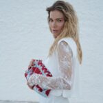 Maja Bohosiewicz Instagram – Trend na 🥀 trwa już dobre kilka sezonów.
Nowa kolekcja @kazar gdzie róże są wyhaftowane na denimie jest zupełną nowością. Całość jest manifestacja siły, kobiecości i piękna. Dodatkowo muszę przyznać, że buty Kazara i ich wyprofilowanie są już chyba legendarne. Dajcie znać czy kolekcja Wam się podoba i z czym byście je połączyły.
R e k l a m a @kazar