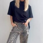 Maja Bohosiewicz Instagram – Trend z panterką? Tak czy nie? 

Nie jestem fanką trendów na chwilę, wolę kupować rzeczy które posłużą mi na dłużej ale przecież zwierzęce printy są od zawsze i mam nadzieję, że na zawsze. Wspominam po dziś dzień Peggy Bandy która przemierzała na obcasach w panterkowych legginsach swoją kuchnie, a było to lat temu 25, d&g  panterę łączy z kwiatami ( dla mnie już troszkę za grubo) a ja po prostu wrzucam luźne spodnie i luźny tiszert. 

Spodnie atakowały mnie  reklamami  na instagramie miesiąc i wyskakiwały z każdej aplikacji – zaprawdę chciałabym poznać osoby które są odpowiedzialne za ich ADSy bo robią to dobrze 😜.

Spodnie @luxevintage_co