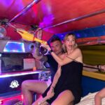 Maja Bohosiewicz Instagram - Chiang Mai, koh lanta, krabi, bangkok. Tysiące som tamów, morning glory, litry kokosa, kilkanaście masaży stóp, kilometry w tuktukach, 2kgw dół w biegunkach, mango sticky rice; pani zupka, książki, świątynie, diskopolo, tajski box, ladyboy show. Tajlandia nigdy nie zawodzi jako miejsce do podróży. I choć czasem myślę, że przecież tyle miejsc jeszcze nigdy nie widzieliśmy i po co poraź kolejny jechać do tego samego kraju - no właśnie po to uczucie w ktore wprawia nas Taj. Jakiegoś spokoju, luzu, braku makijażu, bezpieczeństwa. Nigdzie nie czuję się tak kompletnie wyluzowana jak tam. Zabierając ze soba do walizki dwie sukienki, trzy tiszerty, jedne szorty i tylko jeden krem do pielęgnacji. Nie interesuje mnie tu fryzura, makijaż, strój. Lubię tu łudzi, lubię ich uprzejmość, powolność i to że ni cholerę nie rozumiem co do mnie mówią po angielsku. Dziękujemy Tajlandio! Który jest wasz ukochany region? Gdzie byliście ?