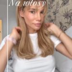 Maja Bohosiewicz Instagram - Jak stylizuje w 10minut włosy przedłużone. Bardzo prosto i szybko. Choć włosy przedłużone różnią się od moich - moje są bardzo cieniutkie i delikatne, doczepiane pomimo tego że to włosy lux słowiańskie są bardziej twarde więc trzeba im poświęcić odrobinę czasu aby wyglądały bardzo naturalnie. Włosy myję zwykłym szamponem a następnie nakładam odżywki drogeryjne ponieważ mają sporo silikonu i dobrze obklejają włosy doczepione ( nie wiem czemu mówiłam że to włosy sztuczne). Podsuszam, odrobinę je prostuję na szczotce żeby je wygładzić w następnie airwrapem kręcę tylko pasma przy twarzy i końcówki na całości głowy. To dosłownie zajmuje mi 3minuty. Wygładzam je oliwką żeby były błyszczące i e voila.